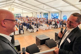 Umsatzrekord im Jubiläumsjahr: Was der Trafobau Neumark vorhat, um Branchenprimus zu bleiben - Größter Steuerzahler und großzügiger Sponsor. Andreas Unterweger (links), neuer Geschäftsführer des Trafobaus Neumark, übergibt an Neumarks Bürgermeister Sven Köpp einen symbolischen Scheck über 15.000 Euro. Das Geld fließt in die Neumarker Kitas. Die Firma hatte die Gäste zum 30-Jährigen um Geschenke für den guten Zweck gebeten.
