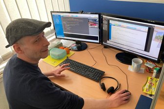 Umschulung als Wendepunkt: Das Leben eines Zwickauers zwischen Rückschlägen und Hoffnung - Lange war er auf der Suche, jetzt fand er, was ihm Spaß macht: Alexander Ostmann liebt das Programmieren.