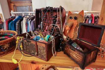 Umsonst-Laden in Waldenburg: Mit welchem Deal der Streit kurz vor der Eröffnung beigelegt wird - Blick in den Umsonst-Laden in Waldenburg: In den Regalen steht auch eine kleine Auswahl an Schmuck.