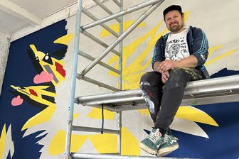 Umspannwerk in Striegistal: Wie das Kunstfestival „Uwe“ Kreative elektrisiert - Alexander Enskat gehörte 2024 zu den Künstlern, die das ehemalige Umspannwerk als Bühne nutzten.
