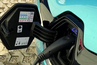 Umstellung auf E-Autos: Werdauer Pflegedienst gerät in Kostenfalle - Die E-Autos des medizinischen Pflegedienstes werden an den Wallboxen der Mitarbeiter aufgeladen.