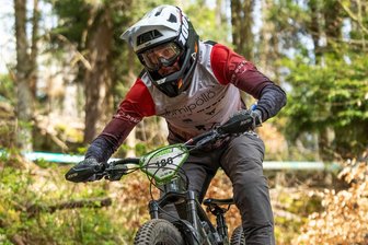 Umstieg gelungen: ShredErz-Mountainbiker glänzen in Enduro-One-Serie - Für die als Stages bezeichneten sechs Prüfungen, die auf der 21 Kilometer langen Runde in Bad Wildbad verteilt waren, benötigte Marc Schubert insgesamt knapp 13 Minuten. Nur 1,8 Sekunden fehlten zum Sieg.