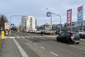 Umstrittene 400 Meter in Zwickau: Gleich drei Gefahrenstellen für Fußgänger hintereinander? - Problematischer Zebrastreifen vor dem Kosmos-Center an der Scheffelstraße? Fußgänger beobachten, dass Autos dort nicht immer anhalten.