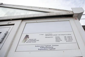 Umstrittene AfD-Personalie: Darf eine Rathaus-Angestellte auch Stadträtin sein? - Firmenschild der Gebäude- und Anlagenverwaltung an der Reichenbacher Straße in Plauen: In dem kommunalen Eigenbetrieb ist die gewählte AfD-Stadträtin Janet Hartenstein als Angestellte beschäftigt.