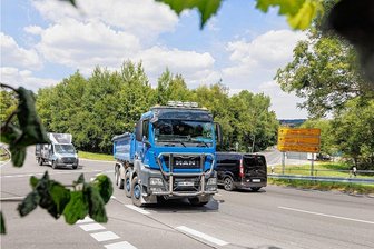 Umstrittene Brücke über B 95: Jetzt reden die Trucker - Christian Köhler vom gleichnamigen Fuhrunternehmen aus Schönfeld ist mit einem Brummi des Unternehmens regelmäßig auf der Zschopautalkreuzung zwischen Schönfeld und Annaberg-Buchholz unterwegs. 