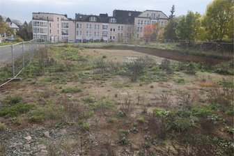 Umstrittene Feuerwache im Plauener Westen: Böse Überraschung schon vor dem Baustart - Auf dieser Fläche in Neundorf soll die neue Feuerwache entstehen. Das Grundstück muss jedoch noch ans Abwassersystem angeschlossen werden.