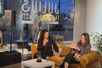 Umstrittene jüdische Autorin in Chemnitz: „Die Liebe zu den Juden wurde performt“ - Nirit Sommerfeld (l.) lädt einmal im Monat zu einem Gespräch auf dem Goldenen Sofa ein. Deborah Feldman war der dritte Gast.
