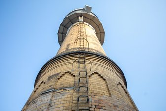 Umstrittene Licht-Installation am ehemaligen Wasserturm in der Plauener Elsteraue: Diese Entscheidung ist gefallen - Unter Denkmalschutz: Der Wasserturm in der Elsteraue sollte ein Kunstobjekt werden.