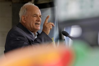 Umstrittene Meinungsmacher kommen auf den Ankerberg - Am Dienstag kommt Peter Hahne wie schon 2022 zu einem Erntedank-Gottesdienst auf den Ankerberg nach Oberlungwitz. Organisiert wird der von protestfreudigen Landwirten und sehr konservativen Christen.
