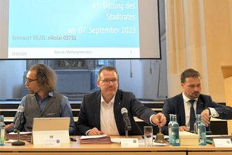 Umstrittene Reise von Freiberger OB: Krügers Büroleiter war mit in Russland - Martin Seltmann (v. l.), Sven Krüger und Philipp Preißler vor Beginn der letzten Stadtratssitzung im Auditorium.