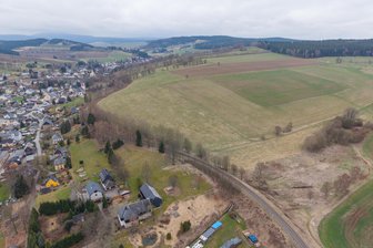 Umstrittene Solarprojekte im Erzgebirge: AfD-Mann scheitert mit Anträgen - Links ist Cranzahl zu sehen, rechts daneben die für den Solarpark der Mitteldeutschen Erneuerbare Energien GmbH aus Leipzig vorgesehene Fläche.