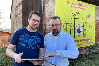 Umstrittene Windkraftprojekte bei Frankenberg und Hainichen: Bauarbeiten haben begonnen - Marcel Jacob, Ortsvorsteher von Eulendorf, und Ronny Jacob, Ortsvorsteher von Bockendorf an einem Protestplakat in Bockendorf.