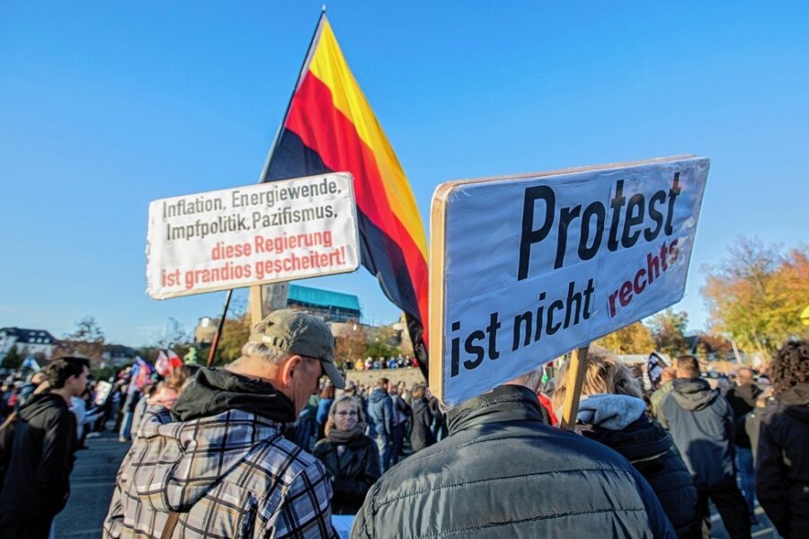 Umstrittener Arzt bei Plauener Demo erwartet - Laut Polizei etwa 1600 Teilnehmer waren zur sechsten Demo des sogenannten "Forums für Demokratie und Freiheit" gekommen. 