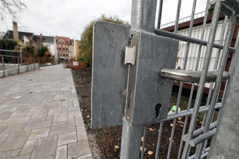 Umstrittener Durchgang in Glauchau: Warum er zeitweise geschlossen werden soll - Per Schiebetor kann der neue Durchgang zwischen Gewerbegasse und Fußgängerzone in Glauchau abgesperrt werden.