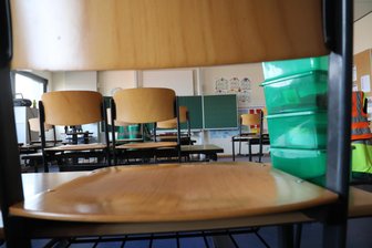 Umstrittener Plan gegen Unterrichtsausfall: Wie das Landesamt für Schule und Bildung auf Lehrer-Kritik reagiert - Im ersten Schulhalbjahr 2024/25 fielen nach Angaben des Kultusministeriums 9,4 Prozent der Unterrichtsstunden aus. Der Plan, das zu ändern, stößt aber auf Kritik.