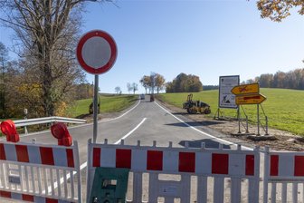 Umstrittener Straßenbau im Erzgebirge endet: Nadelöhr ist bald Geschichte - Die Straße zwischen Walthersdorf und Sehma ist für 2,4 Millionen Euro ausgebaut und verbreitert worden.