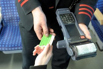 Umstrittener Vorstoß in Chemnitz: Bald keine Anzeige mehr fürs Schwarzfahren? - In Chemnitz werden in Bussen und Bahnen der CVAG im Schnitt täglich etwa 20 Schwarzfahrer erwischt. Wer wiederholt ohne gültiges Ticket unterwegs ist, muss mit einer Anzeige rechnen – wer das „Erhöhte Beförderungsentgelt“ von 60 Euro nicht zahlt, kann ersatzweise in Haft gehen.