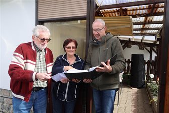 Umstrittenes Baugebiet in Zwickau: Anwohner in Sorge um ihre Grundstücke und um den Wald - Hella und Bernd Morgner beraten mit Stadtrat Friedrich Hähner-Springmühl (CDU, rechts) über das weitere Vorgehen.