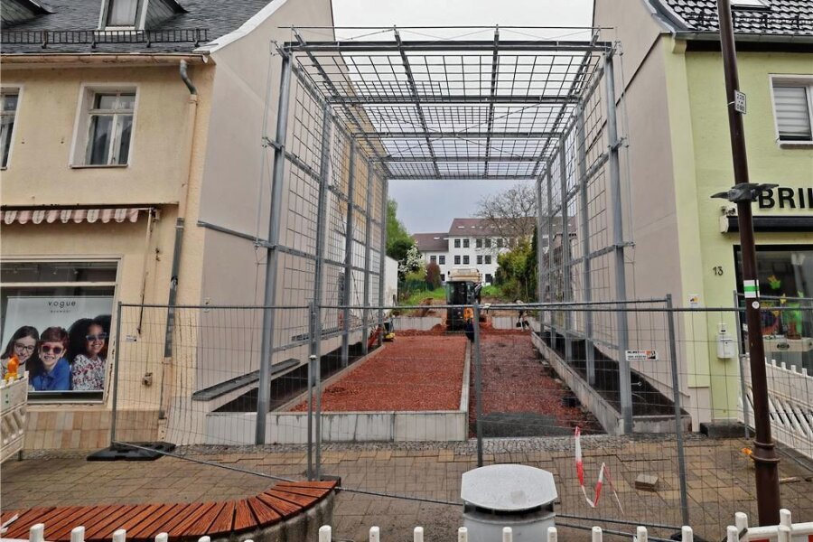 Umstrittenes Bauprojekt: Der Stahlkoloss von Glauchau - Der Stahlkollos an der Glauchauer Fußgängerzone wird mittlerweile auch als "Triumphbogen" bezeichnet.