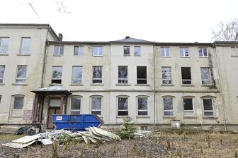 Umstrittenes Bauprojekt in Klingenthal: Stadtrat beugt sich dem Baurecht - Die ehemalige Schule in Klingenthal-Brunndöbra ist seit vielen Jahren geschlossen und befindet sich in einem ruinösen Zustand.