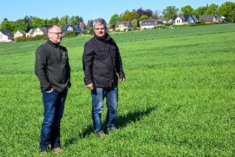 Umstrittenes Gewerbegebiet in Chemnitz-Rabenstein: Was Landwirte zu den Plänen sagen - Andreas Ulbrich (links) vom Wirtschaftshof Sachsenland und rechts Ronald Seifert bewirtschaften mit ihren Betrieben die Fläche an der Kalkstraße, auf der ein Gewerbegebiet entstehen soll.