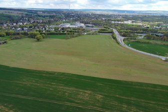 Umstrittenes Gewerbegebiet in Rabenstein kommt wieder auf den Tisch - Auf diesen Feldern an der Autobahn 72 in Rabenstein könnten sich in Zukunft Firmen ansiedeln, jetzt werden die Flächen für die Landwirtschaft genutzt.