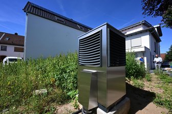 Umstrittenes Heizungsgesetz: Werden Wärmepumpen nach der Bundestagswahl weiter gefördert? - Eine Wärmepumpe vor einem neuen Wohngebäude: Vergangenes Jahr wurden bundesweit rund 200.000 Anlagen eingebaut.