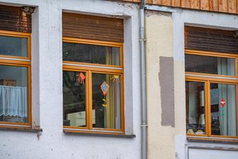 Umstrittenes Schul-Projekt im Erzgebirge: Verein Wurzelwerk stellt keinen Antrag auf Schulbeginn 2026 - Der Andrang hielt sich zuletzt offenbar in Grenzen: Früherer Fensterschmuck in den Räumen des Vereins in Neudorf.