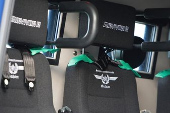 Umstrittenes SEK-Logo wird von Fahrzeugsitzen entfernt - Der Blick in den Panzerwagen "Survivor R" mit dem umstrittenen Logo.