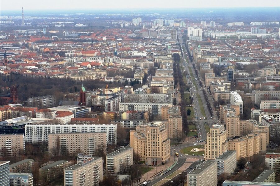 "Umsturz des Diktators" - Blick aus dem Berliner Fernsehturm auf die östliche Innenstadt mit der Karl-Marx-Allee in Richtung Frankfurter Allee. 