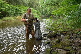 Umweltamt in Chemnitz schlägt Alarm: Mehr illegale Entsorgungen in Gewässern - Flussputz am Samstag in der Chemnitz, unweit der Schönherrfabrik. Freiwillige wie Steffen Kühnert vom Anglerverband holten binnen weniger Stunden säckeweise Unrat aus dem Fluss. 