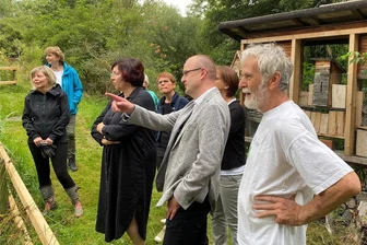 Umweltbildungsstätte Bunte Teiche in Schwarzenberg: Naturfreunde hoffen auf mehr Interesse von Schulen und Kitas - Beim Rundgang an den Bunten Teichen hatten FDP-Bundestagsabgeordnete Ulrike Harzer (3. v. l.) und Andreas Schmied (M.) von der Erzgebirgssparkasse Fragen zu vielen Details. Klaus Richter (r.) von Pro Natur gab dazu Erläuterungen.