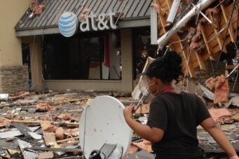 Umweltforscher heizen Trump ein - Könnte künftig öfter passieren: Bei einem seltenen August-Tornado wurden in Tulsa, Oklahoma (USA), Menschen verletzt.