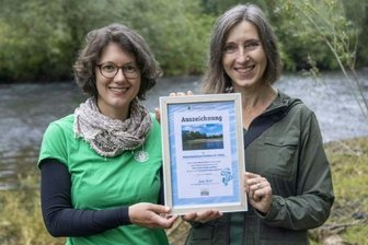Umwelthilfe ehrt Oederaner Verein - Meike Metz (l.) von der Deutschen Umwelthilfe überreicht Ute Straßburg vom Nasa-Verein die Flussbefreier-Urkunde für die Flöha.