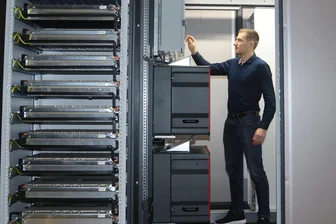 Umweltpreis für Zwickauer Firma: Elektroanlagenbauer schenkt E-Auto-Batterien ein zweites Leben - Projektmitarbeiter Robin Anderfuhr nimmt Einstellungen an einem Ladespeicher vor. Die neueste Generation hat das Volumen eines größeren Schaltschranks. Mehrere Batteriespeicher können gekoppelt werden.