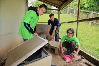 Umweltschule Werdau sucht FSJler mit Herz für Tiere - Adrian Vogel (Mitte) mit Loscha (links) und Ole beim Säubern der Käfige. Auch das gehört zum Aufgabenbereich.