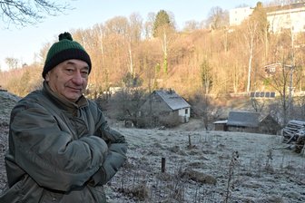 Umweltschutz oder Geschäftemacherei? Naturschützer kritisiert Waldpläne des Prinzen von Schönburg-Hartenstein - Naturschützer Karl-Heinz Thuß sieht die Vereinsidee skeptisch. Weshalb sind die Wege im Hag unterhalb der Schlossruine Hartenstein gesperrt, wenn man den Wald erlebbar machen will?