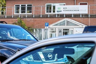 Umzug abgeblasen: Kfz-Stelle des Vogtlandkreises bleibt an ihrem alten Standort - Wer in der Kfz-Zulassung oder in die Führerscheinstelle etwas zu erledigen hat, kann dies weiter am Standort Reichenbacher Straße tun.