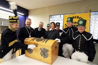 Umzug abgeschlossen: Stadtarchiv von Freiberg bekommt die letzte Kiste von Kleiner Bergparade geliefert - Knappschaftschef Heiko Götze öffnet gemeinsam mit Sven Krüger, Oberbürgermeister a. D. Bernd Erwin Schramm und Stadtarchivarin Ines Lorenz (v.l.) die Knappschaftslade mit der letzten Kiste für das Stadtarchiv Freiberg.