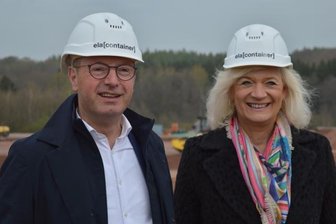 Umzug an Autobahn: Container-Hersteller wächst - Günter Albers und Liesel Albers-Bentlage, Geschäftsführender Gesellschafter und Managing Partner des Unternehmens, zu Gast auf der Baustelle in Frankenberg.