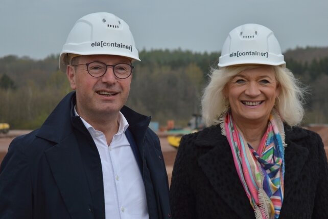 Umzug an Autobahn: Container-Hersteller wächst - Günter Albers und Liesel Albers-Bentlage, Geschäftsführender Gesellschafter und Managing Partner des Unternehmens, zu Gast auf der Baustelle in Frankenberg. 