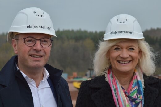 Umzug an die Autobahn: Container-Hersteller wächst - Günter Albers und Liesel Albers-Bentlage, Geschäftsführender Gesellschafter und Managing Partner des Unternehmens, zu Gast auf der Baustelle in Frankenberg. 