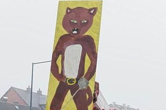 Umzug aus Bayern ins Erzgebirge: Was der gestiefelte Kater in Ehrenfriedersdorf macht - Arndt Piskazeck (links) und Alexander Starke vom Bauhof in Ehrenfriedersdorf haben die großen Bilder am Montag montiert.