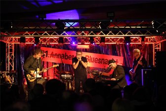 Umzug geglückt: Bluesnacht im Erzgebirge begeistert an neuem Ort - Den Auftakt der Bluesband machte Slowhand 2.0,  eine Band aus Halle.