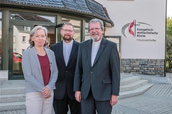 Umzug geschafft: Neue Lokalpastorin nimmt ihre Arbeit in Crottendorf auf - Dorothea Föllner – im Bild mit Superintendent Mitja Fritsch und Pastor Bernt Förster – arbeitet nun als Lokalpastorin im Gemeindebezirk Crottendorf der evangelisch-methodistischen Kirche.