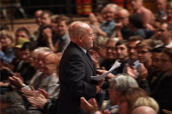 Umzug in den Großen Saal: 800 wollen Gregor Gysi sehen -
