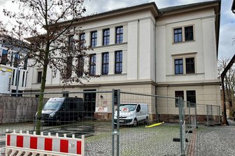 Umzug ins Zwickauer Zentrum: Bürgerschule wird Gewerkschaftshaus - Errichtet als Bürgerschule, später Berufsschule, Sitz einer Softwarefirma und zuletzt leerstehend, wird das unter Denkmalschutz stehende Gebäude zum Gewerkschaftshaus ausgebaut.