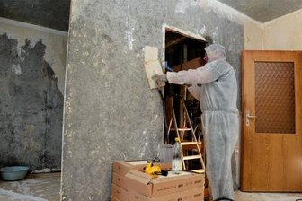 Umzug mit 105 in neue Wohnung: Vogtländerin freut sich darauf - Vor dem Umzug innerhalb des Wohnblocks werden die Wohnungen saniert. Hausmeister John Krippner entfernt alte Tapete.