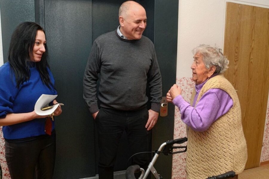 Umzug mit 105 Jahren: Ellefelds älteste Einwohnerin ist bereit - Marianne Drabek (rechts) nutzt das Treffen im Treppenhaus, um Ellwog-Mitarbeiterin Nadine Geipel und Bürgermeister Jörg Kerber an ihre Wünsche in Bezug auf ihre neue Wohnung zu erinnern. 
