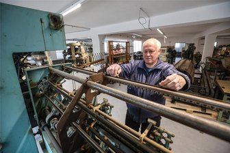 Umzug mit 400 Nähmaschinen, Hubwagen und Tieflader: Limbacher Esche-Museum bezieht neues Depot - Als technischer Mitarbeiter des Esche-Museums hat Bernd Riedel jeden Umzug des Museumsdepots mitgemacht. Besonders der Transport einer drei Tonnen schweren Kettenwirkmaschine war eine Herausforderung.